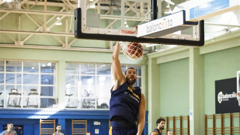 Marc Gasol realiza un mate durante un entrenamiento con la selección española de baloncesto en Madrid | FEB ep marc gasol realizamate duranteentrenamientola seleccion espanolabaloncestomadrid