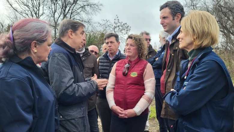 Miguel Pérez, de COAG Cádiz, y José Pravia, de Asaja Cádiz, junto al ministro de Agricultura, Luis Planas, en una visita a las zonas afectadas por las inundaciones del río Guadalete. | COAG CÁDIZ ep miguel perez de coag cadiz y jose pravia de asaja cadiz junto al ministro de agricultura luis