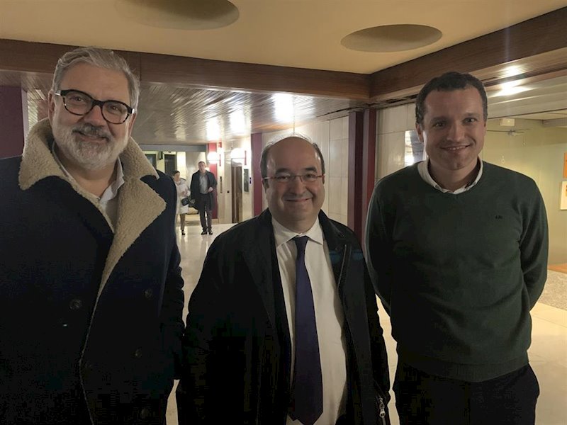 ep miquel iceta en el centro junto a flix larrosa y scar ordeig