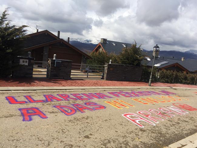 Pintada de Arran ante la casa del juez Pablo Llarena en Das (Girona) | ARRAN ep pintadaarranla casajuez pablo llarenadas girona