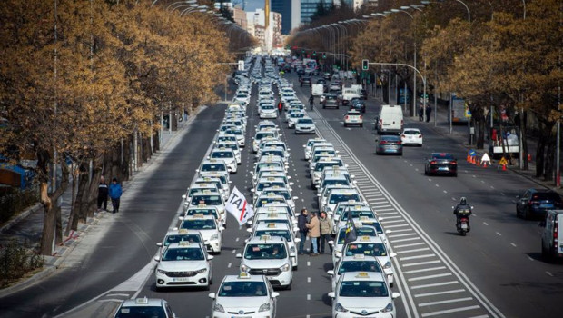 ep taxis parados durante una marcha pacifica convocada por la federacion profesional del taxi de