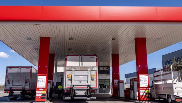 ep un camion reposta en una gasolinera