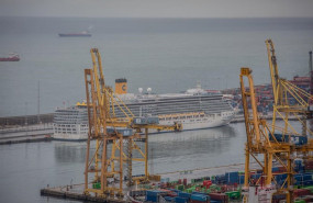 ep un crucero atracado en el puerto de barcelona
