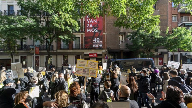 ep un grupo de personas perteneciente al sector de la estetica se concentran por la bajada del iva a