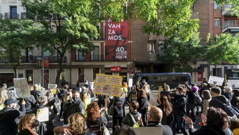 Un grupo de personas perteneciente al sector de la estética se concentran por la bajada del IVA a la imagen personal ante la sede del PSOE, | A. Pérez Meca - Europa Press ep un grupo de personas perteneciente al sector de la estetica se concentran por la bajada del iva a