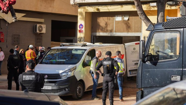 ep varios agentes de la guardia civil y de la policia junto a un vehiculo funerario en el lugar de ep varios agentes de la guardia civil y de la policia junto a un vehiculo funerario en el lugar de