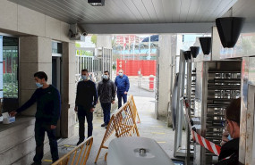 ep varios trabajadores acceden a una planta de psa en la que se han instalado medidas de proteccion
