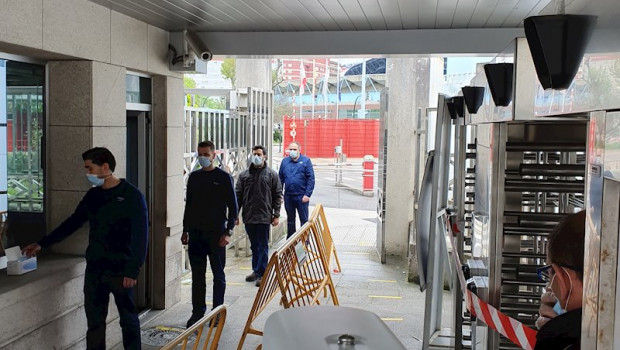 ep varios trabajadores acceden a una planta de psa en la que se han instalado medidas de proteccion