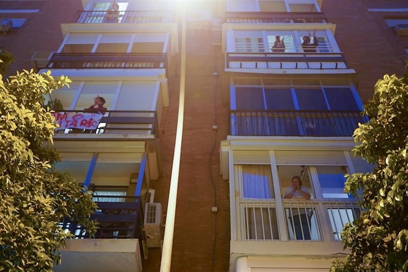 https://img3.s3wfg.com/web/img/images_uploaded/8/f/ep_vecinos_de_sevilla_aplauden_desde_sus_balcones_al_personal_sanitario_del_hospital_infanta_luisa.jpg
