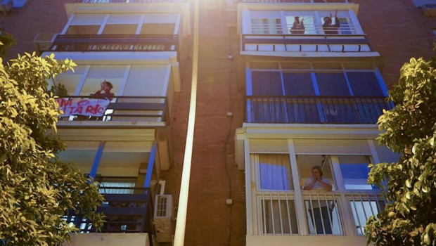 ep vecinos de sevilla aplauden desde sus balcones al personal sanitario del hospital infanta luisa