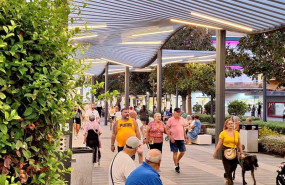 ep vecinos y turistas pasean por la plaza costa del sol en el centro urbano de torremolinos