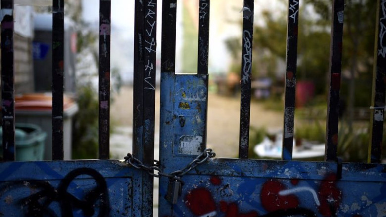 ep verja y candado en la puerta de acceso al solar maravillas en madrid que se encontraba okupado y ep verja y candado en la puerta de acceso al solar maravillas en madrid que se encontraba okupado y
