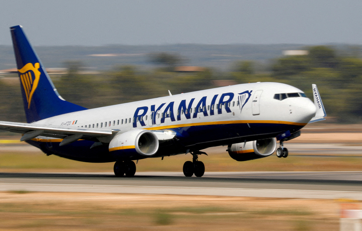 un avion boeing 737 de ryanair decolle de l aeroport de palma de majorque 