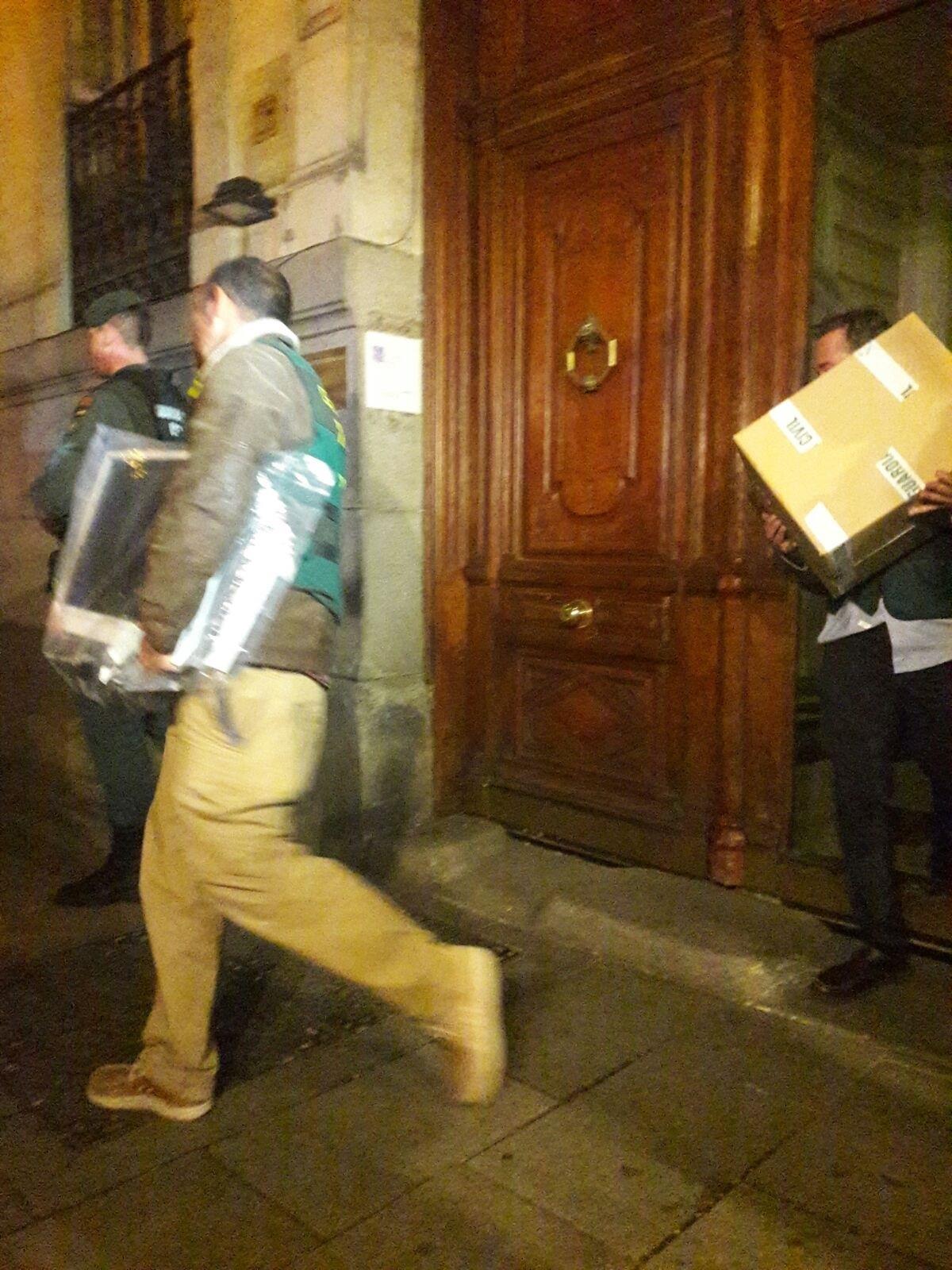 Agentes de la UCO con documentación tras el registro a Ignacio González | EUROPA PRESS ep agentesla ucodocumentacionregistroignacio gonzalez