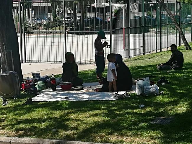 Algunos niños en la acampada de refugiados en la mezquita de la M-30 | CIUDADANOS ep algunos ninosla acampadarefugiadosla mezquitala m-30