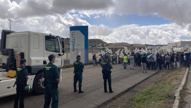 ep archivo   camion parado a su salida de la clh en santovenia de pisuerga por protestas de