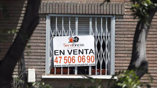 ep archivo   cartel de en venta en la ventana de un piso en madrid