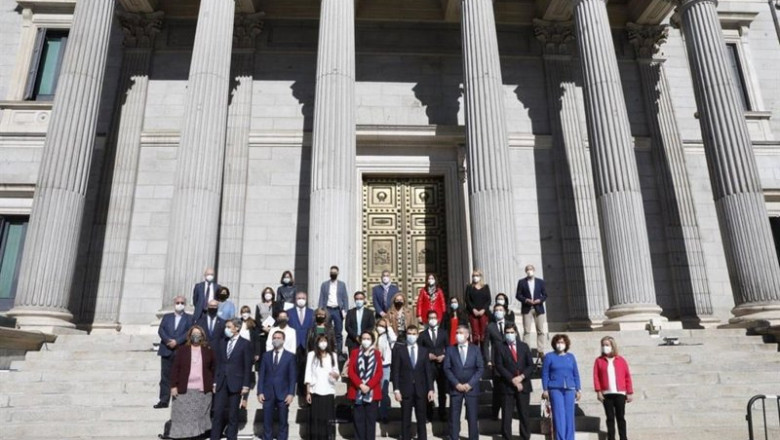 Archivo - Diputados de la Comisión del Pacto de Toledo posando ante el Congreso tras aprobar en 2020, en plena pandemia, la renovación de sus recomendaciones | PSOE - Archivo ep archivo diputados de la comision del pacto de toledo posando ante el congreso tras aprobar en