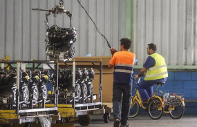 ep archivo   dos trabajadores en la fabrica de ford en almussafes a 24 de octubre de 2022 en