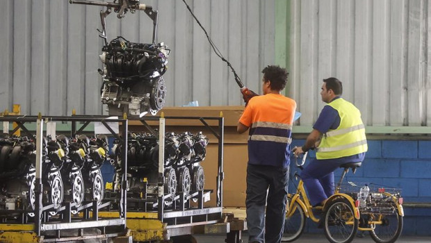 ep archivo   dos trabajadores en la fabrica de ford en almussafes a 24 de octubre de 2022 en