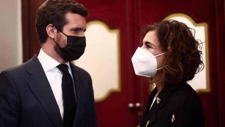 ep archivo   el lider del pp pablo casado conversa con la ministra portavoz y ministra de hacienda