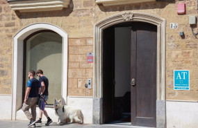 ep archivo   entrada de acceso a un apartamento turisitico en cadiz capital