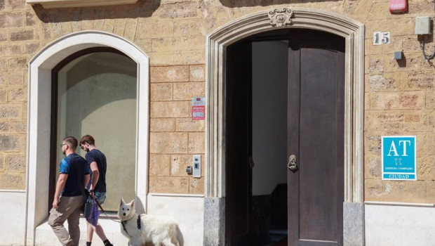 ep archivo   entrada de acceso a un apartamento turisitico en cadiz capital