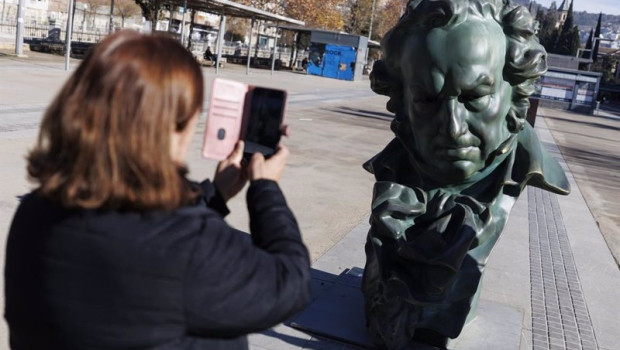 ep archivo   imagenes de las estatuas y la exposicion fotografica conmemorativa de los premios goya