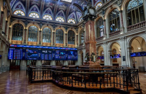ep archivo   paneles muestran los indices bursatiles en el interior del palacio de la bolsa en