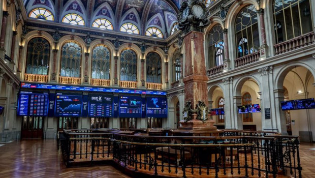 ep archivo   paneles muestran los indices bursatiles en el interior del palacio de la bolsa en