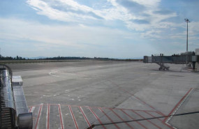 ep archivo   pista de la nueva terminal del aeropuerto de lavacolla