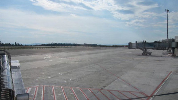 ep archivo   pista de la nueva terminal del aeropuerto de lavacolla
