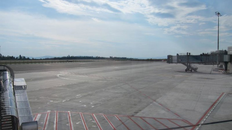 ep archivo   pista de la nueva terminal del aeropuerto de lavacolla