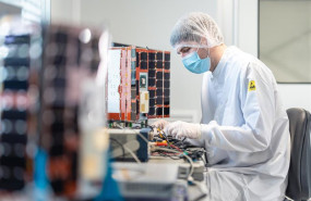 ep archivo   sateliot incorporara a su constelacion cinco nuevos satelites fabricados por alen space