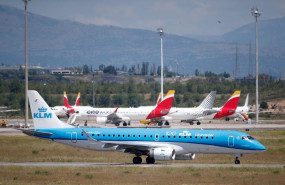 ep archivo   un avion de klm se prepara para el despegue