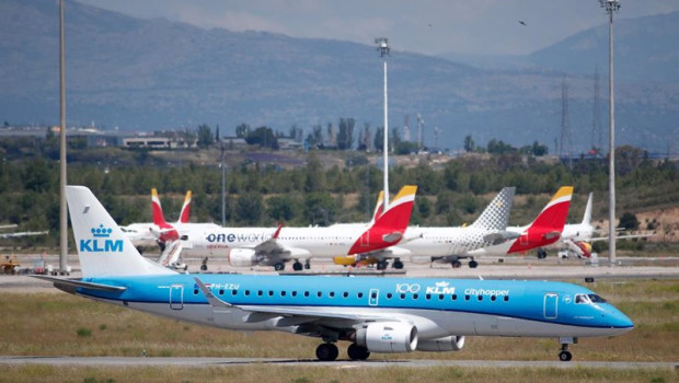 ep archivo   un avion de klm se prepara para el despegue