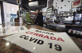 ep archivo un camarero coloca carteles en su barra cerrada por covid ep archivo un camarero coloca carteles en su barra cerrada por covid