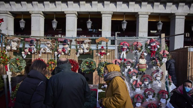 Archivo - Un grupo de personas asiste al mercadillo navideño instalado en la madrileña plaza mayor, a 5 de diciembre de 2021, en Madrid (España). Los mercadillos navideños son un elemento muy característico y tradicional de la Navidad en Madrid. Durante e | Jesús Hellín - Europa Press - Archivo ep archivo un grupo de personas asiste al mercadillo navideno instalado en la madrilena plaza