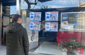 ep archivo   un hombre mirando pisos en venta en una inmobiliaria