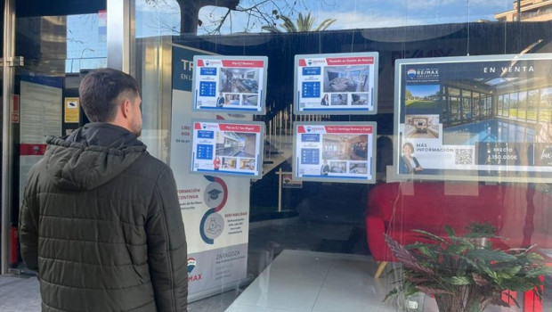 ep archivo   un hombre mirando pisos en venta en una inmobiliaria