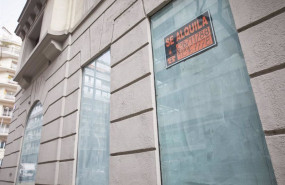 ep archivo   un local cerrado muestra un cartel de se alquila en el centro de madrid espana a 4 de