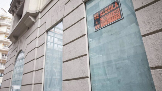 ep archivo   un local cerrado muestra un cartel de se alquila en el centro de madrid espana a 4 de