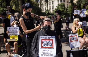 ep archivo   una peluquera corta el pelo a un hombre durante una protesta frente al congreso de los
