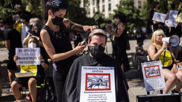 ep archivo   una peluquera corta el pelo a un hombre durante una protesta frente al congreso de los