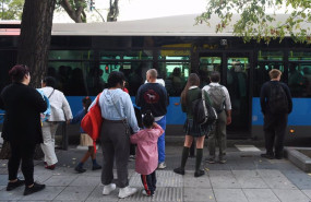ep archivo   varias personas delante de un bus