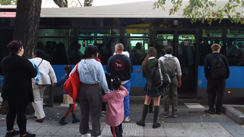 ep archivo varias personas delante de un bus ep archivo varias personas delante de un bus