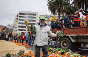 ep archivo   varios agricultores tiran coles y naranjas como protesta