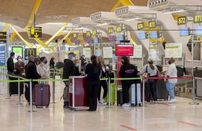 ep archivo   viajeros con maletas en la terminal t 4 del aeropuerto adolfo suarez madrid barajas
