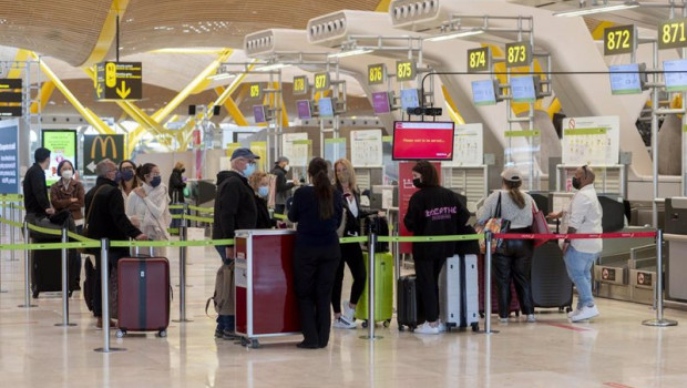 ep archivo   viajeros con maletas en la terminal t 4 del aeropuerto adolfo suarez madrid barajas