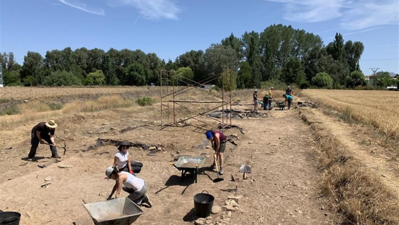 Arqueólogos trabajando en la excavación de Herrera de Pisuerga (Palencia) | IE UNIVERSIDAD ep arqueologos trabajandola excavacionherrerapisuerga palencia